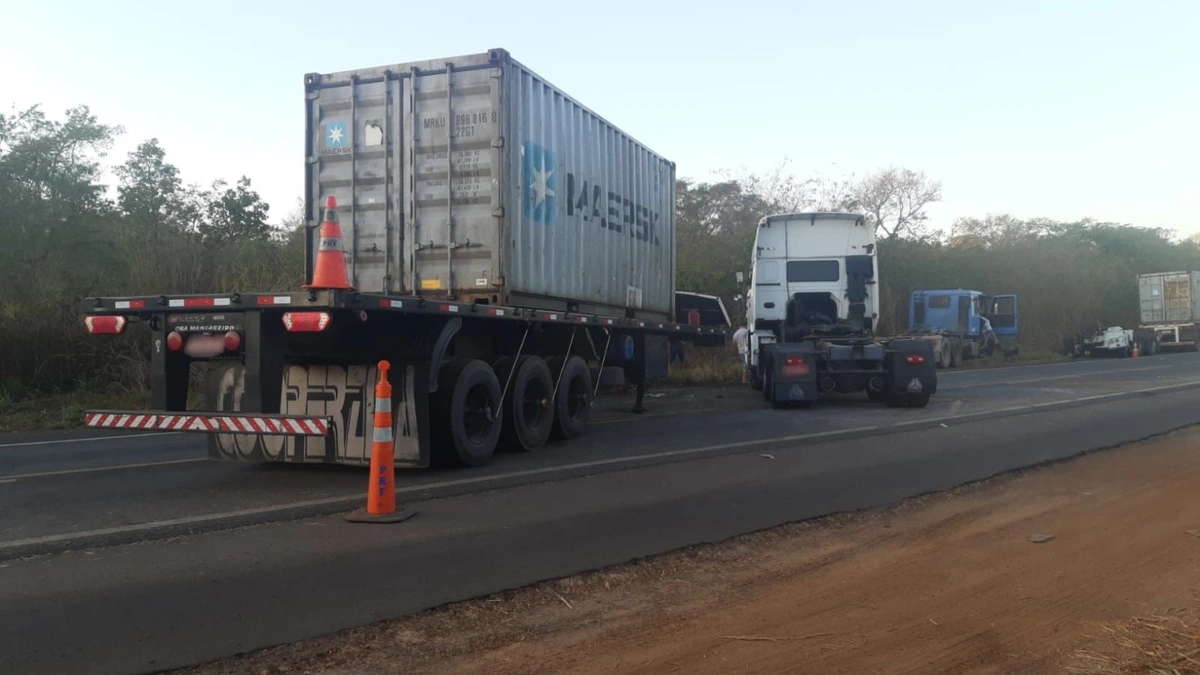 Acidente entre carretas na BR 343 em Altos