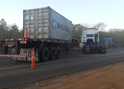 Acidente entre carretas na BR 343 em Altos