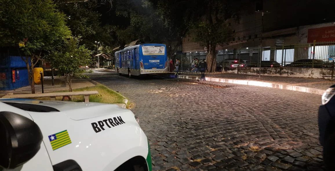 Acidente envolvendo ônibus da Timon City na Praça Saraiva