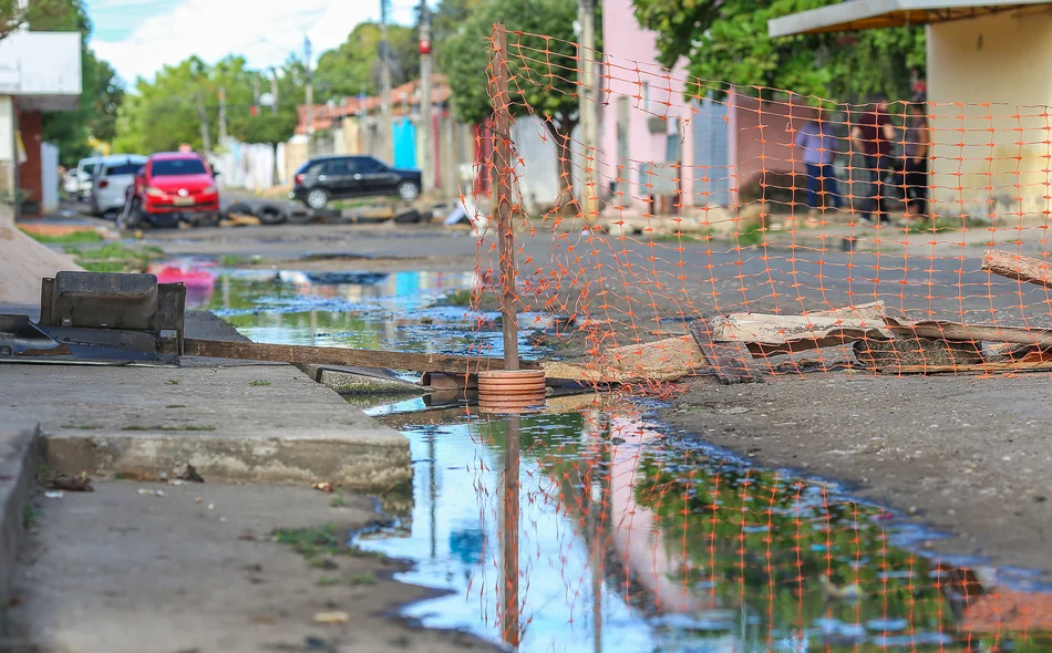 Acúmulo de lama na rua Monteiro Lobato