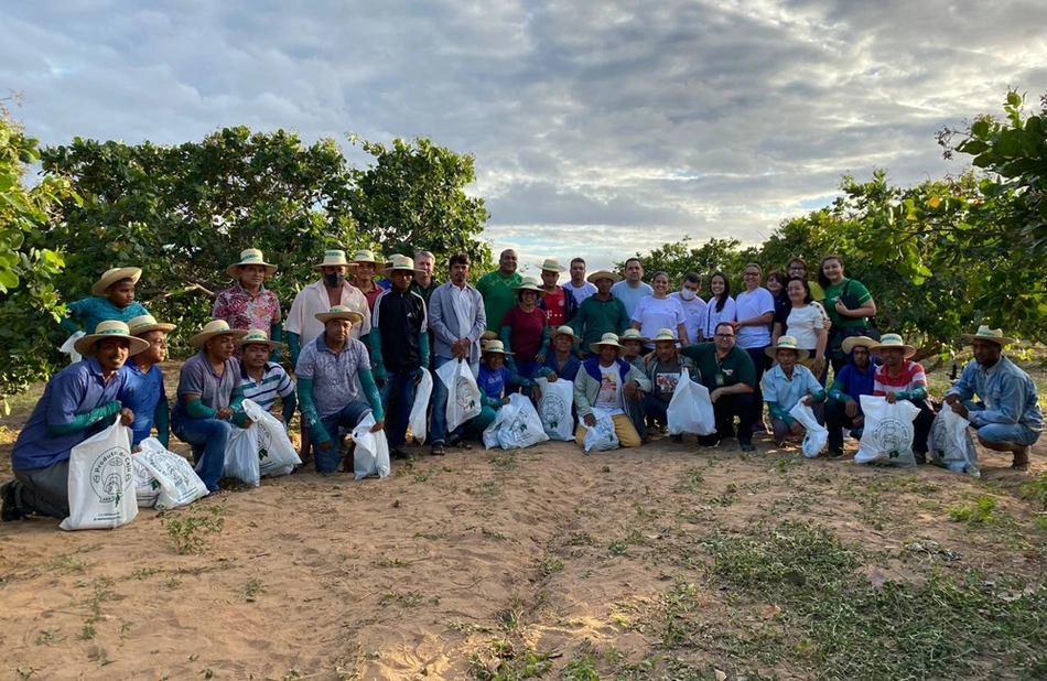 Agricultores recebendo kits