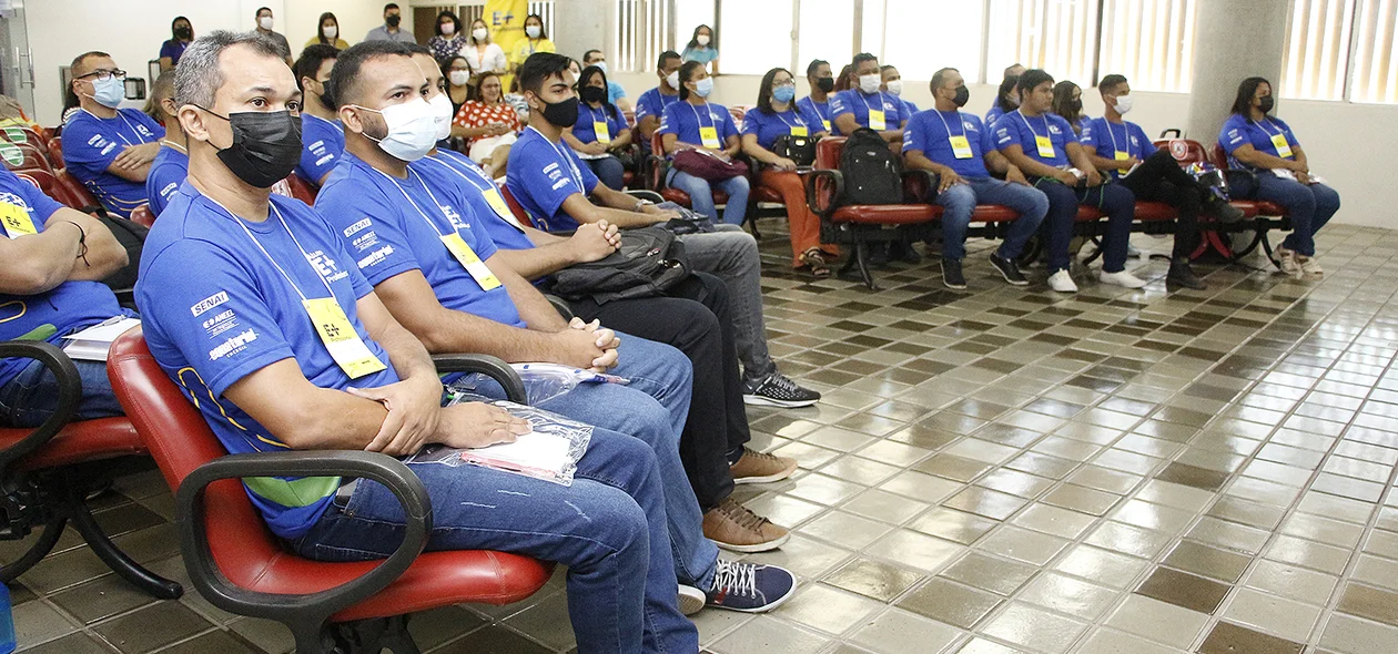 Alunos do curso de eletricista