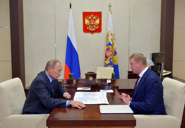 Anatoli Chubais e Vladimir Putin se encontram na residência oficial em Novo-Ogaryovo, nos arredores de Moscou.