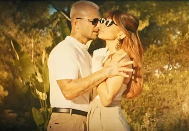 Anitta e Maluma interpretam um casal de atores que vivem um romance em 'El Que Espera'.