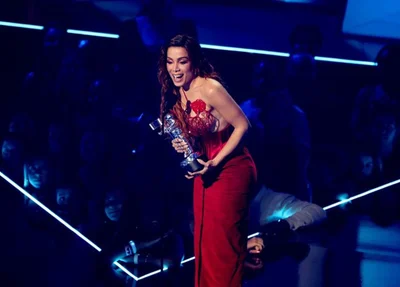 Anitta ficou emocionada ao vencer o VMA de melhor clipe de música latina com o hit Envolver