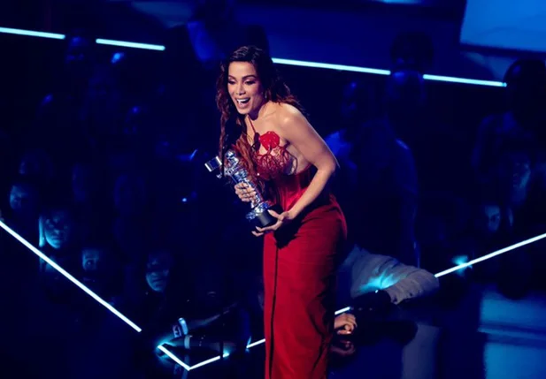 Anitta ficou emocionada ao vencer o VMA de melhor clipe de música latina com o hit Envolver