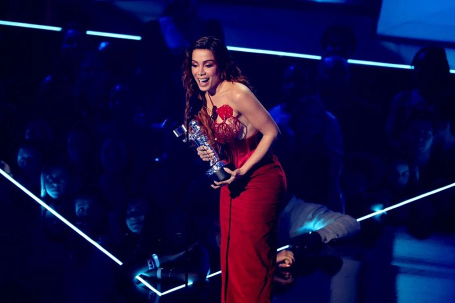 Anitta ficou emocionada ao vencer o VMA de melhor clipe de música latina com o hit Envolver