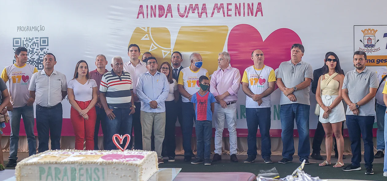 Autoridades na quadra da praça do bairro Poti Velho, zona norte de Teresina
