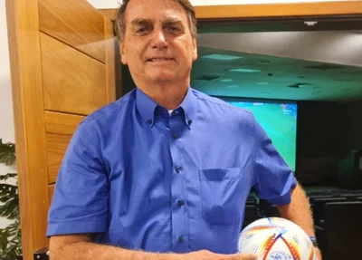 Bolsonaro com bola presenteada por Neymar