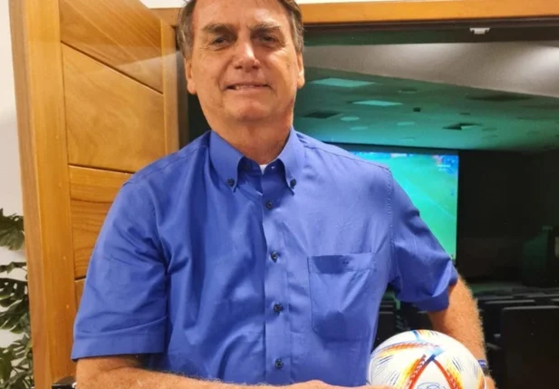 Bolsonaro com bola presenteada por Neymar