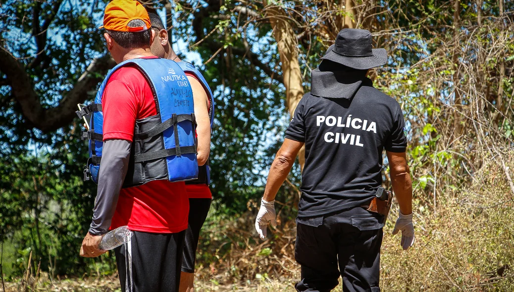 Bombeiros e polícia civil no local