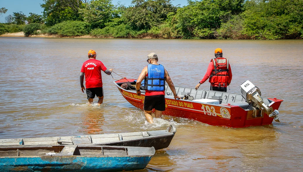 Bombeiros fazem buscas no Rio Parnaíba