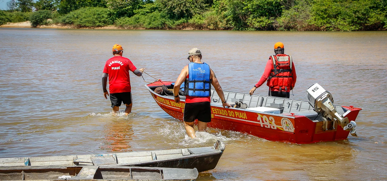 Bombeiros fazem buscas no Rio Parnaíba