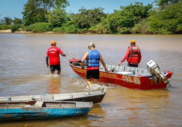 Bombeiros fazem buscas no Rio Parnaíba