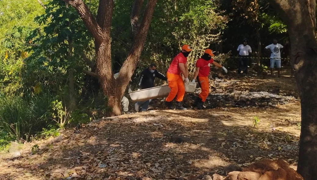 Bombeiros removendo o corpo do Rio Poti