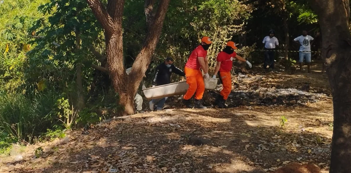 Bombeiros removendo o corpo do Rio Poti