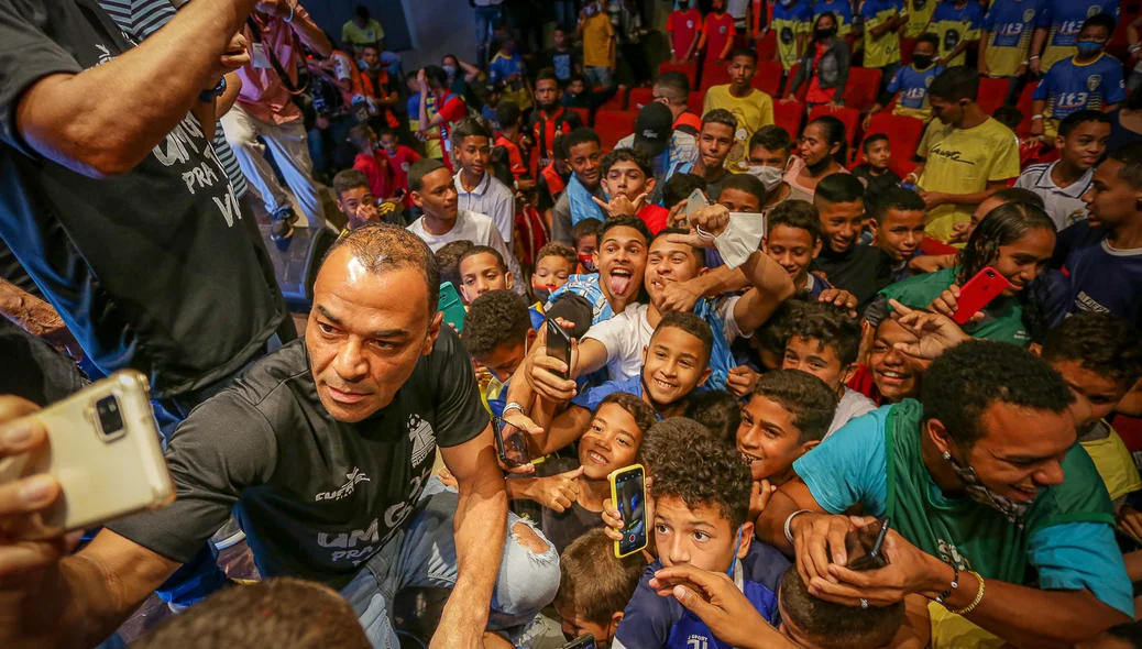 Cafu tirando foto com os jovens