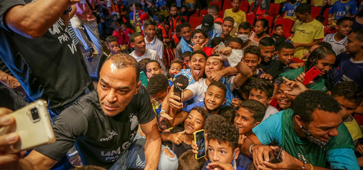 Cafu tirando foto com os jovens