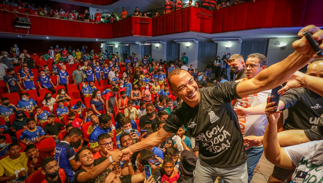 Cafu tirando foto com os participantes do evento