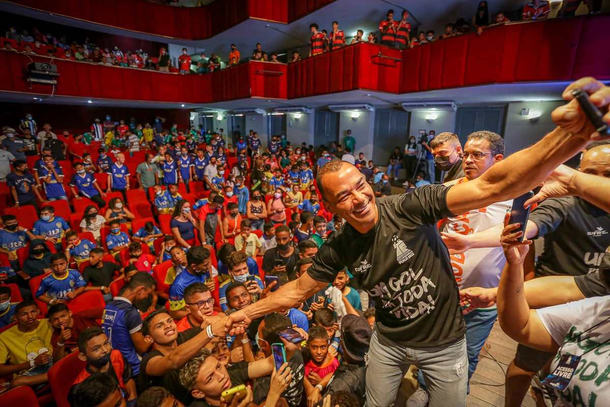 Cafu tirando foto com os participantes do evento