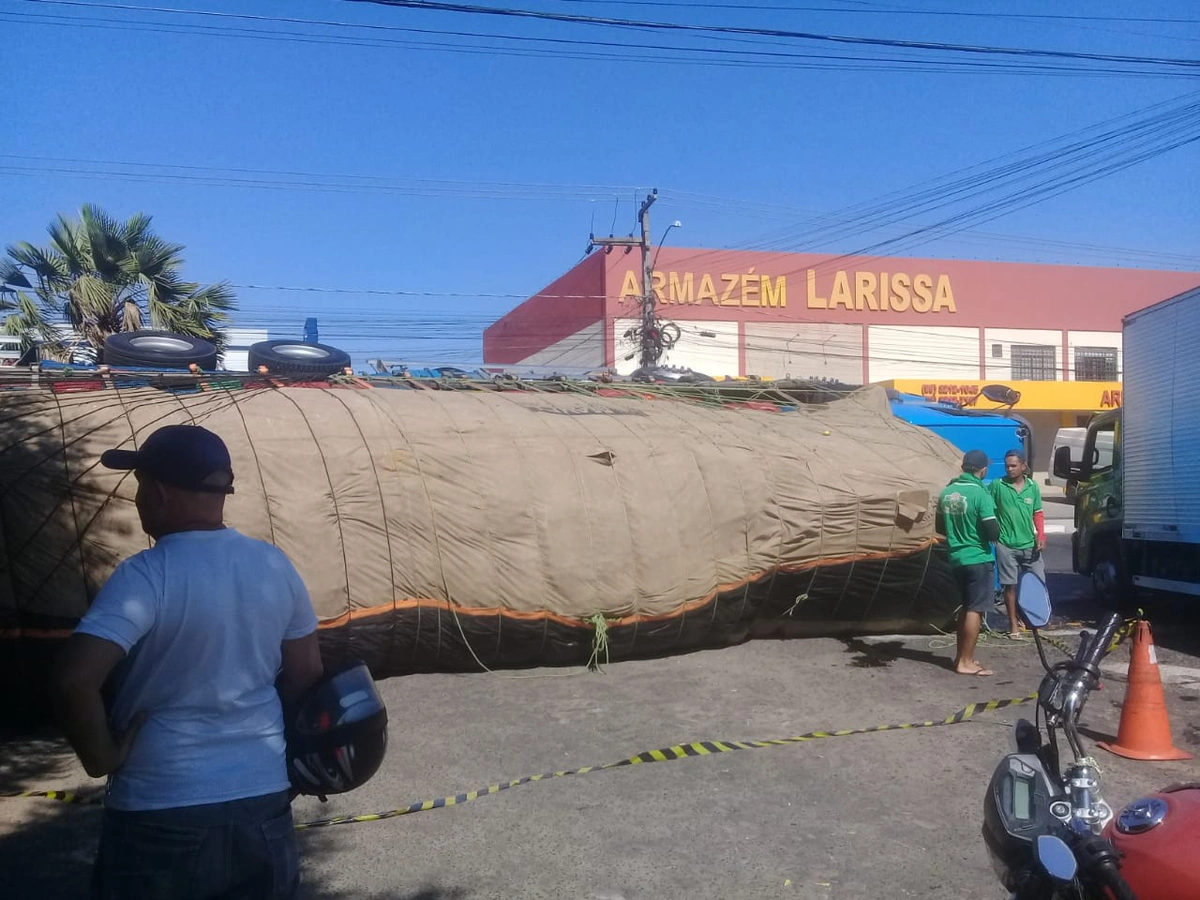 Caminhão de hortifruti tomba na BR 316 na cidade de Timon