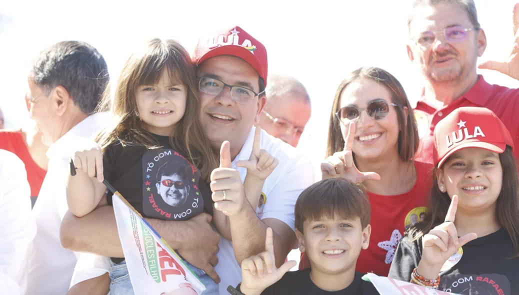 Candidato ao Governo do Piauí, Rafael Fonteles, rodeado de crianças e ao lado do candidato a deputado federal, Wilson Martins