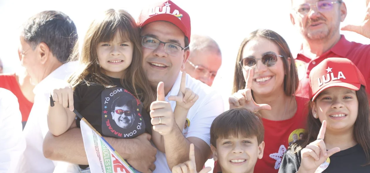 Candidato ao Governo do Piauí, Rafael Fonteles, rodeado de crianças e ao lado do candidato a deputado federal, Wilson Martins