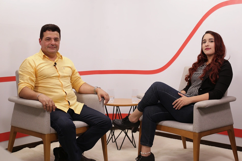 Candidato Gustavo Henrique entrevistado por Mikaela Ramos