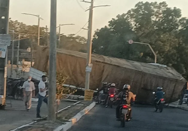 Carreta quebra na zona sul de Teresina
