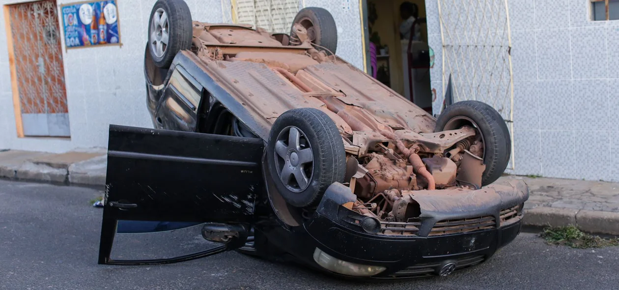 Carro capotou em frente a uma residência