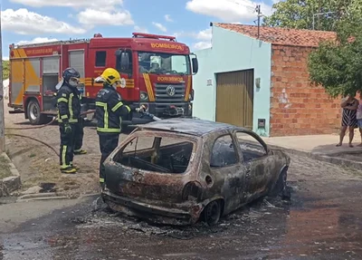 Carro destruído no Parque Brasil em Teresina
