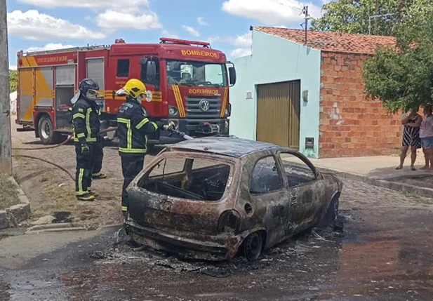 Carro destruído no Parque Brasil em Teresina