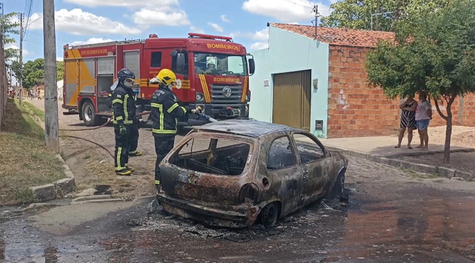 Carro destruído no Parque Brasil em Teresina