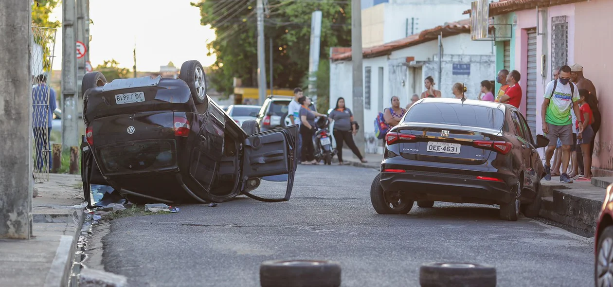 Carro ficou capotado
