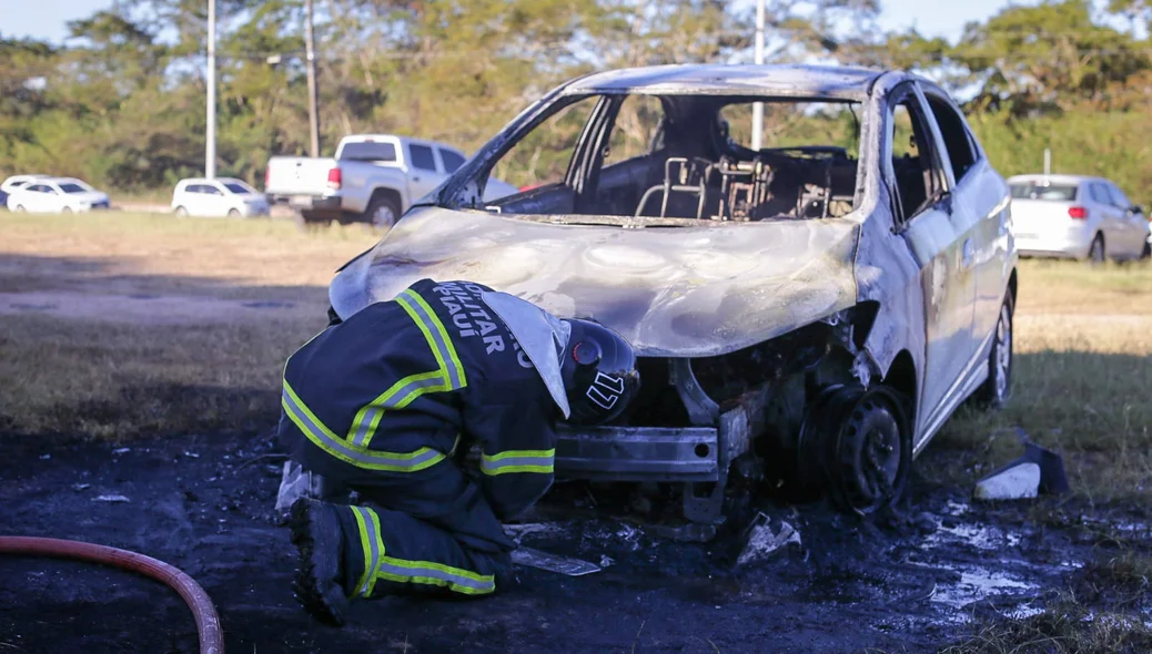 Carro ficou completamente destuído