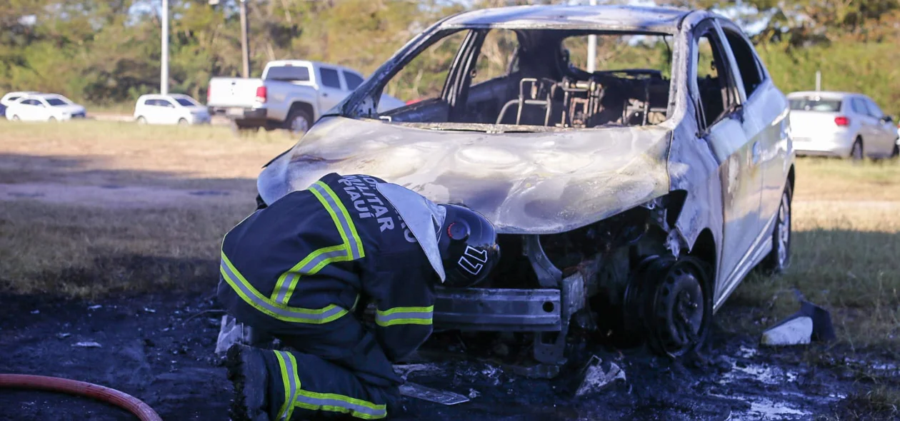 Carro ficou completamente destuído