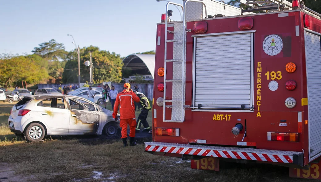 Carro pega fogo na UFPI