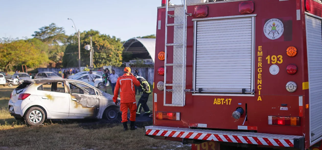 Carro pega fogo na UFPI