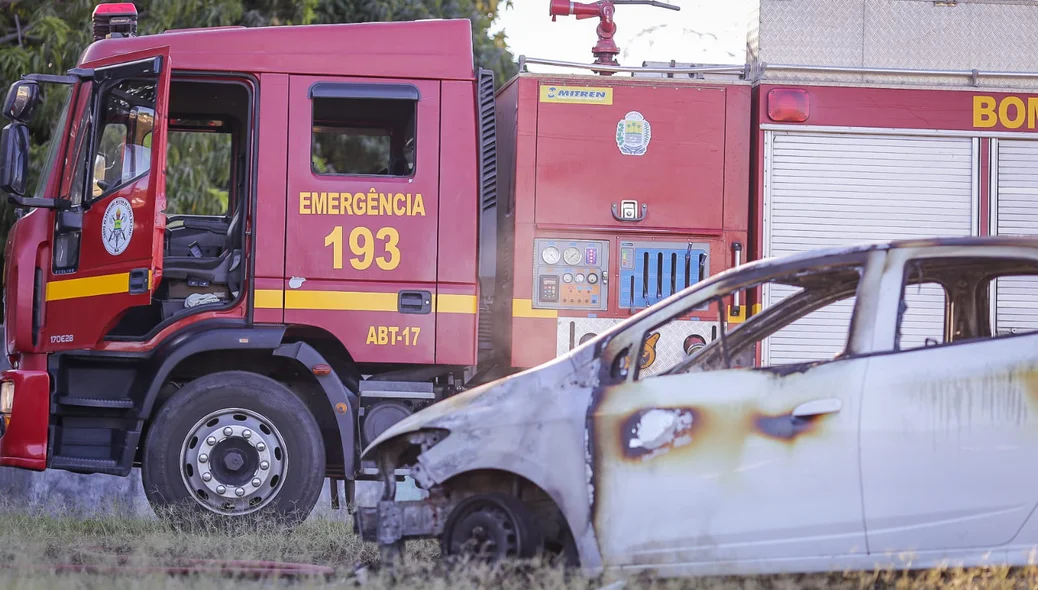 Carro pega fogo na Universidade Federal