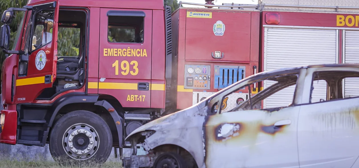 Carro pega fogo na Universidade Federal