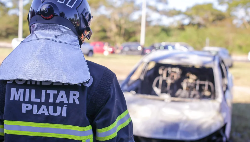 Carro pega fogo no setor de esportes da UFPI em Teresina