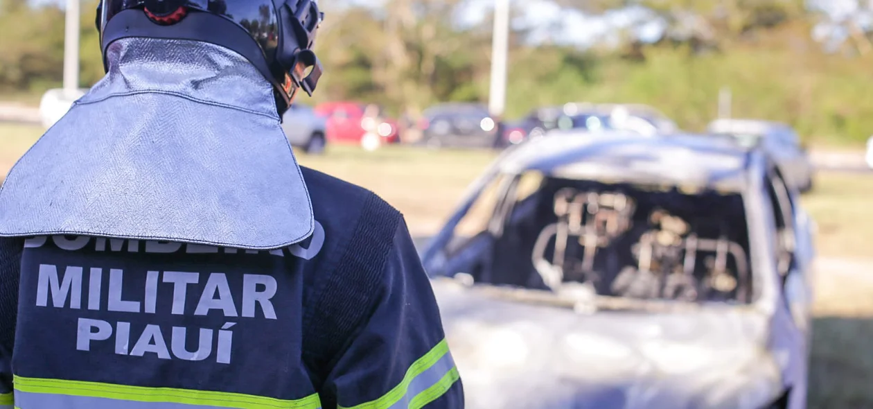 Carro pega fogo no setor de esportes da UFPI em Teresina