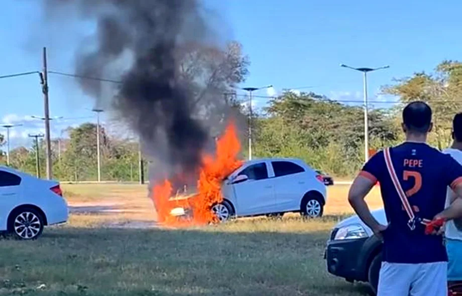 Carro pega fogo no setor de esportes da UFPI em Teresina