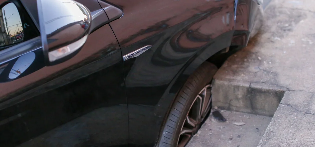 Carro que estava estacionado na rua