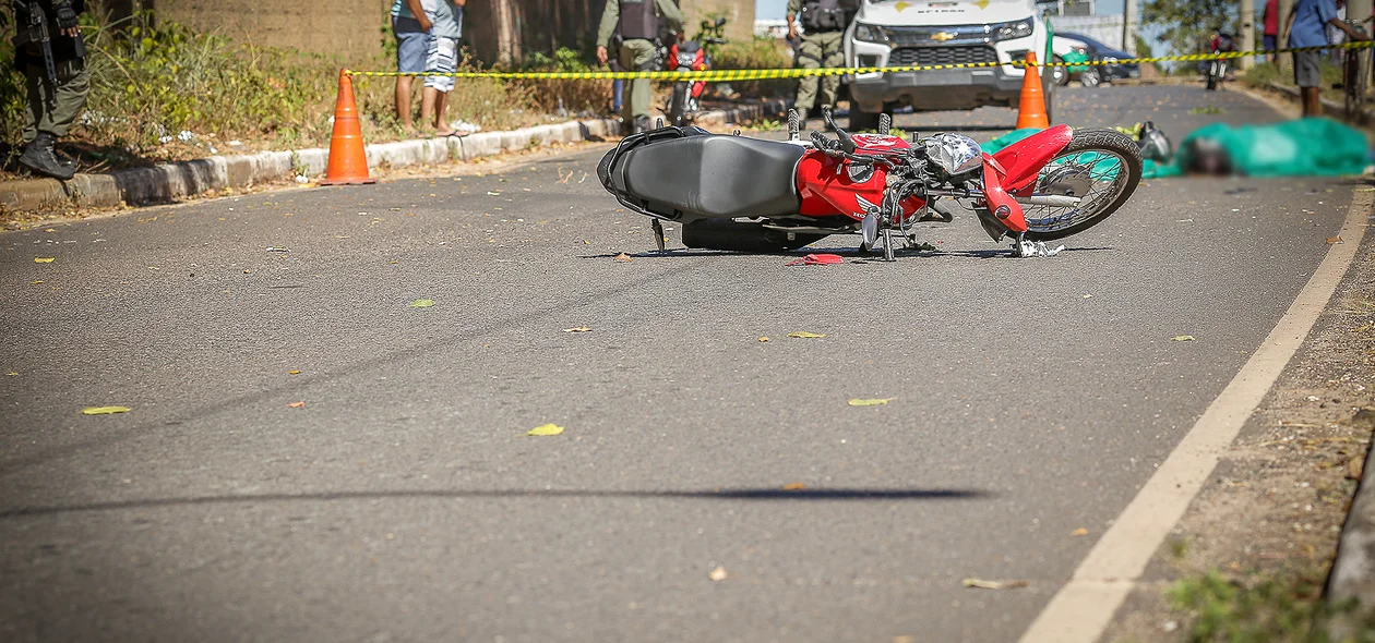 Casal morre após moto colidir em poste