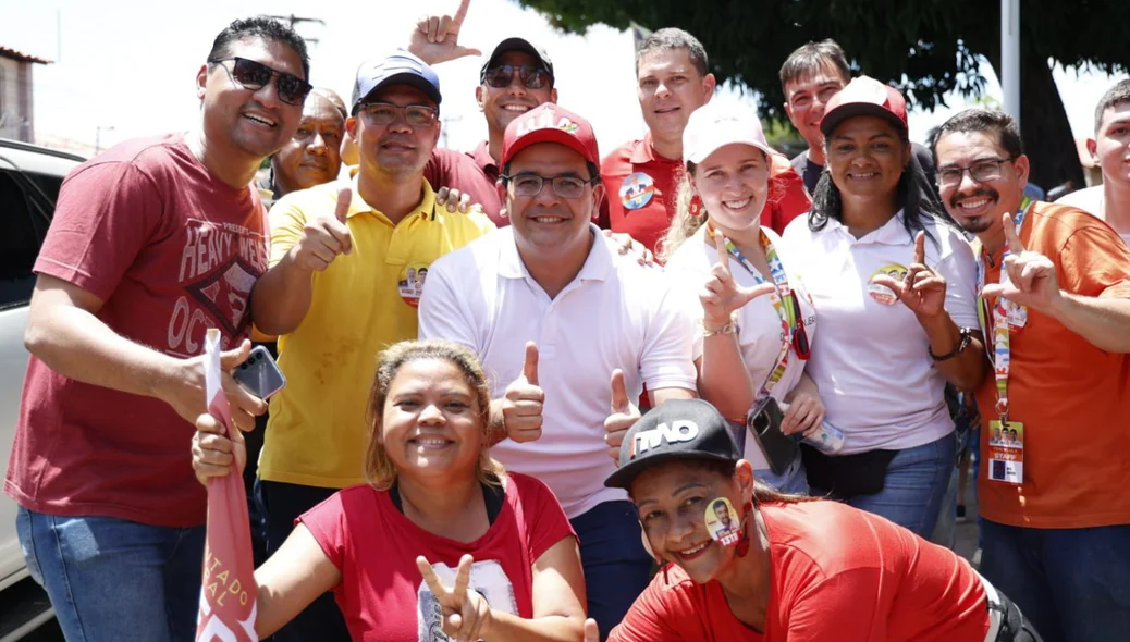 Centenas de pessoas aderiram a carreata dos candidatos