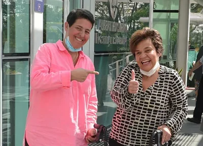 Claudia Rodrigues e sua namorada deixando o hospital