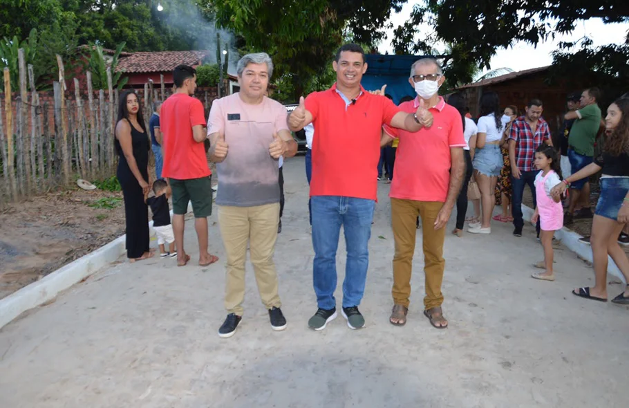 Comitiva do Prefeito João Arilson e do Vice-Prefeito Evaldo Sotero na entrega da obra