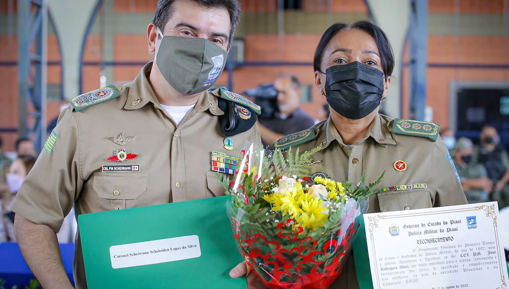 Coronel Scheiwann Lopes com homenageada