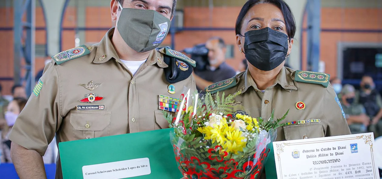 Coronel Scheiwann Lopes com homenageada